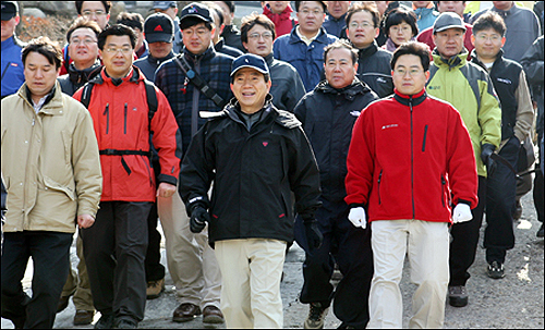 지난 2006년 2월 26일 청와대 출입기자들과 북악산 산행에 나선 노무현 대통령.